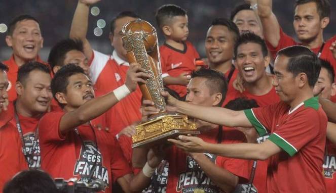 Pemain persija bambang pamungkas terima trofi piala presiden dari jokowi Pemain persija bambang pamungkas terima trofi piala presiden dari jokowi