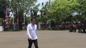 Pakai Kemeja Putih, Wishnutama Merapat ke Istana