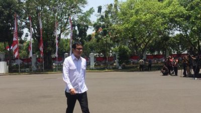 Pakai Kemeja Putih, Wishnutama Merapat ke Istana