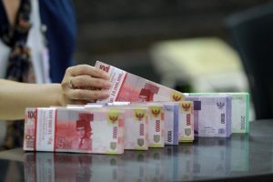 Rupiah Melemah, Nyaris Sentuh Rp14.100/USD