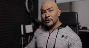 Deddy Corbuzier Pamer Badan Kekar di Kolam Renang, Sosok di Belakang Bikin Salah Fokus