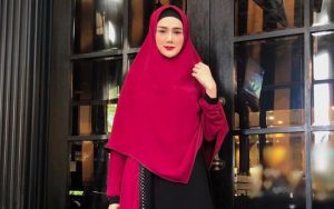 Singkap Rok Selutut Demi Endorse Stoking, Mulan Jameela Dituding Hijrah Gadungan