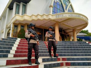 Brimob Kaltim Amankan Ibadah Natal di Gereja Kebangunan Kalam Balikpapan