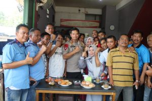 Jelang Tahun Baru, Dansat Brimob Dampingi Kapolda Kaltim Ngopi Bareng Sopir Angkot