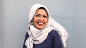 Gerah Dihina Netizen, Elly Sugigi Putuskan Potong Gigi