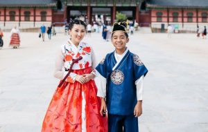 Betrand Peto Cium dan Tindih Sarwendah, Netizen: Enggak Wajar