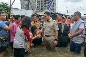 Tinjau Banjir di Duri Kosambi, Anies Diteriaki Warga ‘Butuh Makan’