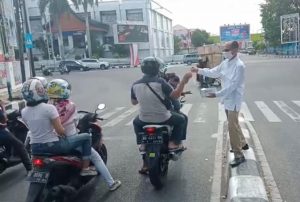 Andre Rosiade: Jangan Lengah dengan Corona,DPD Gerindra Sumbar Bagi – bagi Masker