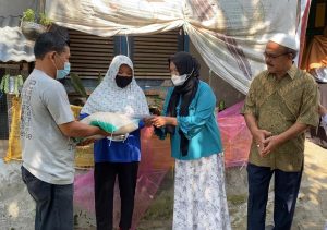 Andre Bantu “Pamutia” Cabai di Pasar Lubuk Buaya