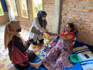 Andre Bantu Wanita Penderita Kanker Rahim di Bungus