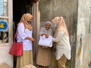 Nenek Penjual Makanan Tradisional Minang Paruik Ayam Senang Menerima Bantuan Andre Rosiade