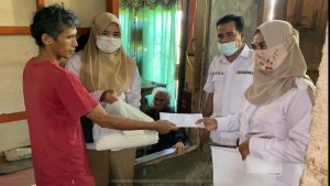 Andre Rosiade Bantu Nenek dan Cucunya yang Buta