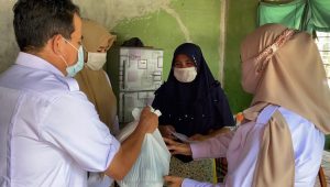 Andre Bantu Perempuan Kerja Serabutan 6 Anak di Simpang Maut