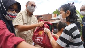 Andre Rosiade Bagikan Ratusan Sembako di Kuranji Kota Padang