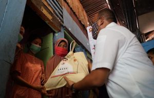 Andre Rosiade Bagikan Ratusan Sembako ke Rumah-rumah warga di Padang Selatan