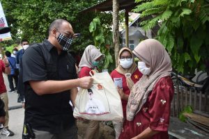 Warga Banuaran Senang Terima Sembako Langsung dari Andre Rosiade