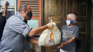 Usai Pelantikan Walkot, Andre Rosiade Sebar Ratusan Sembako di Bukittinggi