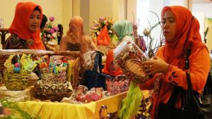 MEMAJUKAN INDONESIA MELALUI PENDIDIKAN DAN EKONOMI KREATIF