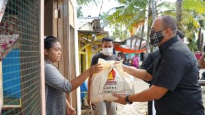 Andre Rosiade Antarkan Sembako untuk Nelayan Sungai Barameh