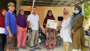Andre Bantu Mesin Potong Rumput untuk Warga Padang Sarai