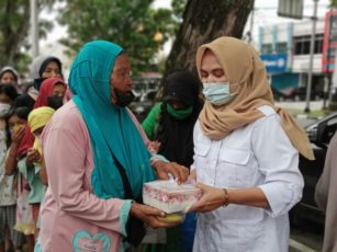 PIRA Sumbar Berbagi Nasi Kotak dan Takjil