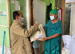 Bawah Guyuran Hujan, Sembako Andre Rosiade terus Disebar