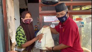 Andre Rosiade Berbagi Sembako untuk Warga Sekitar Taman Makam Pahlawan Padang