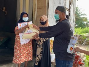 Warga Kampung KB Parupuk Tabing Terima Sembako Andre Rosiade