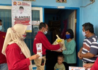 Andre Rosiade Bagikan Sembako untuk Warga Sawahan Timur