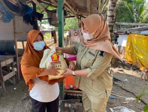 Warga Patenggangan Gembira Terima Sembako dari Andre Rosiade