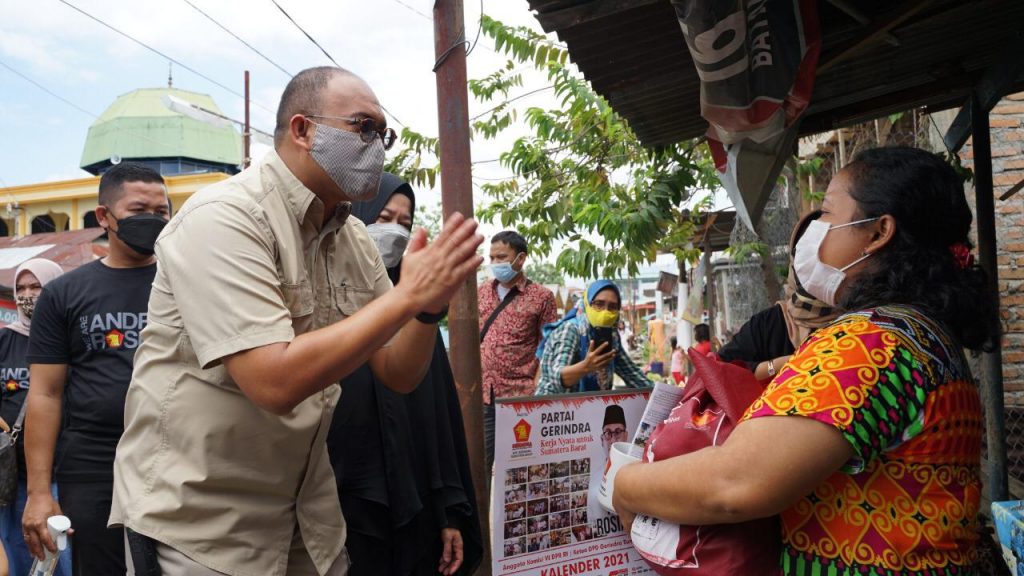 Keliling Sumbar, Andre Bagikan Sembako sampai Resmikan Pertashop