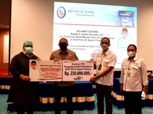 Andre Rosiade Serahkan Ambulans untuk RSUP M Djamil Padang