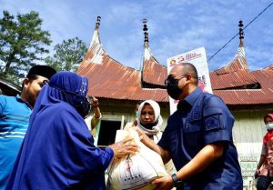 Bantu Masyarakat Salimpaung Hadapi Pandemi, Andre Rosiade Bagi-bagi Sembako