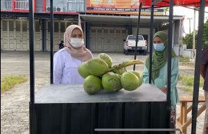 Dukung UMKM, Andre Rosiade Bantu Gerobak untuk Penjual Kelapa Muda di Kuranji