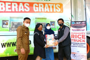 ACT Bagikan Beras Gratis dengan Armada Canggih di Sumbar