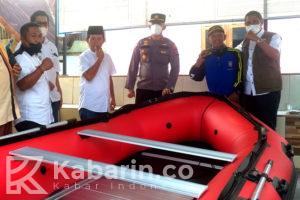 Tanggap Bencana, BPBD Sumbar Serahkan Perahu Karet untuk Nagari Batu Taba