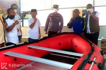 Tanggap Bencana, BPBD Sumbar Serahkan Perahu Karet untuk Nagari Batu Taba