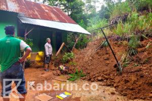 Longsor Lambung Bukit, Dua Keluarga Diungsikan