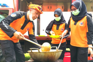 Personel BPBD se-Sumbar Antusias Meracik di Dapur Umum Lapangan