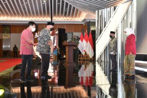 Wapres RI Serahkan Penghargaan Pramakarya Tahun 2021 kepada Gubernur Sumbar