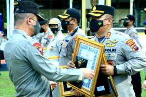 Sukses Vaksinasi, Ratusan Personel Polda Sumbar Terima Penghargaan