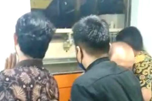 Gawat! Anggota DPR Fraksi Gerindra Terjebak Lift Berhenti Mendadak