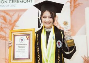 Prilly Latuconsina, Jadi Lulusan Terbaik dan Dapat Beasiswa S2