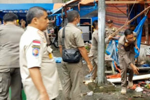 Cegah Kecelakaan, Satpol PP Sumbar Bongkar Lapak di Kelok 9