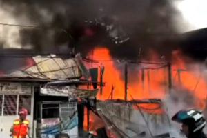 Ruko Depan Pasar Banda Buek Padang Dilalap Api