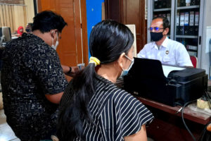 Siang Bolong, Satpol PP Padang Pergok Pasangan Mesum di Atom Center