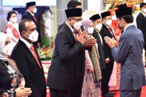 Lantik KPU-Bawaslu RI, Komisi II DPR RI Harap Akhiri Polemik Penundaan Pemilu