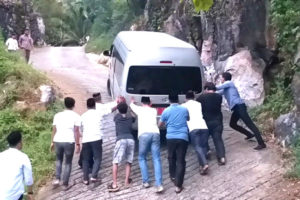 Perdana Dikunjungi Gubernur, Warga Solok Ambah Curhat Akses Jalan dan Pendidikan