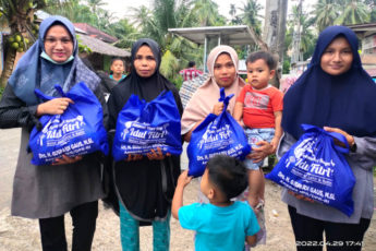 Guspardi Gaus Bagikan 1000 Paket Sembako di Sumbar