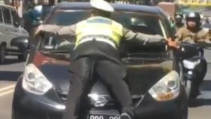 Hindari Razia Pengemudi Tabrak Polantas Sampai Bergelantungan di Kap Mobil
